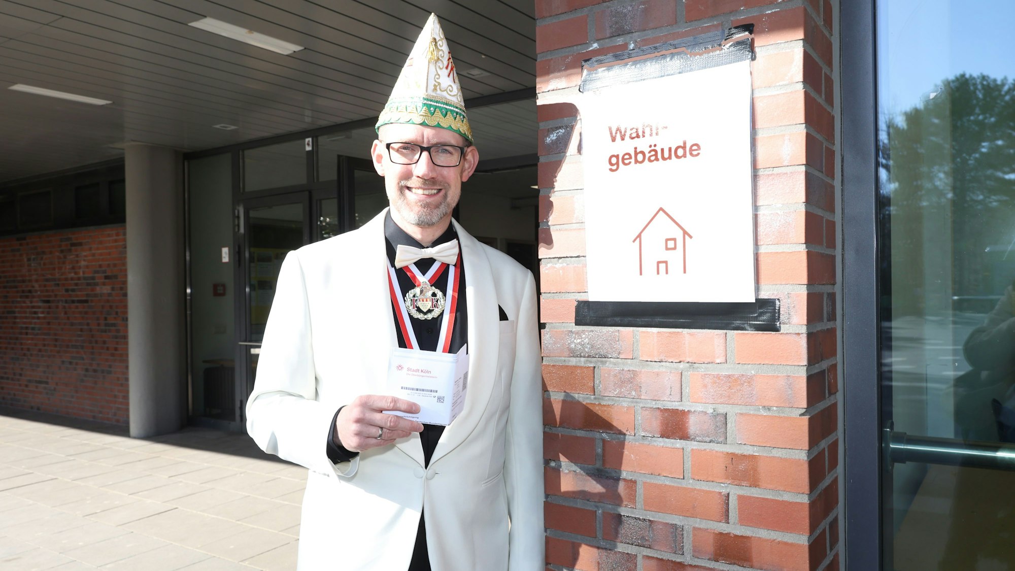Wahlsonntag an der Montessori Grundschule in Bickendorf zur Bundestagswahl 2025: Daniel Drechsler von der KG Fidele Kaufleute geht im Ornat wählen.