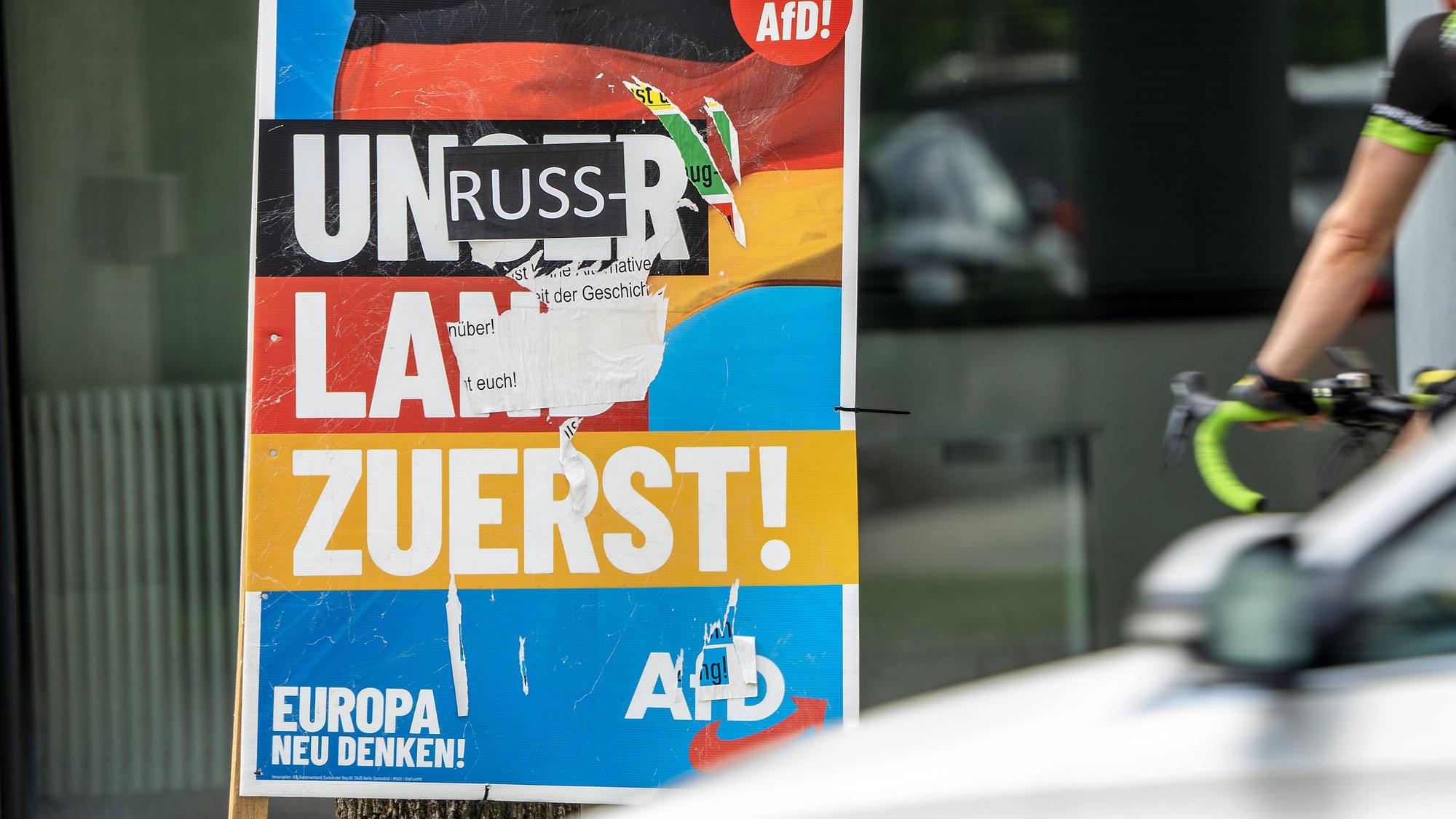 Ein mit „Russland“ überklebtes AfD-Wahlplakat in München. Moskau lobt den Erfolg der Rechtspopulisten in Deutschland. Von Friedrich Merz verspricht man sich wenig in der russischen Hauptstadt. (Symbolbild)
