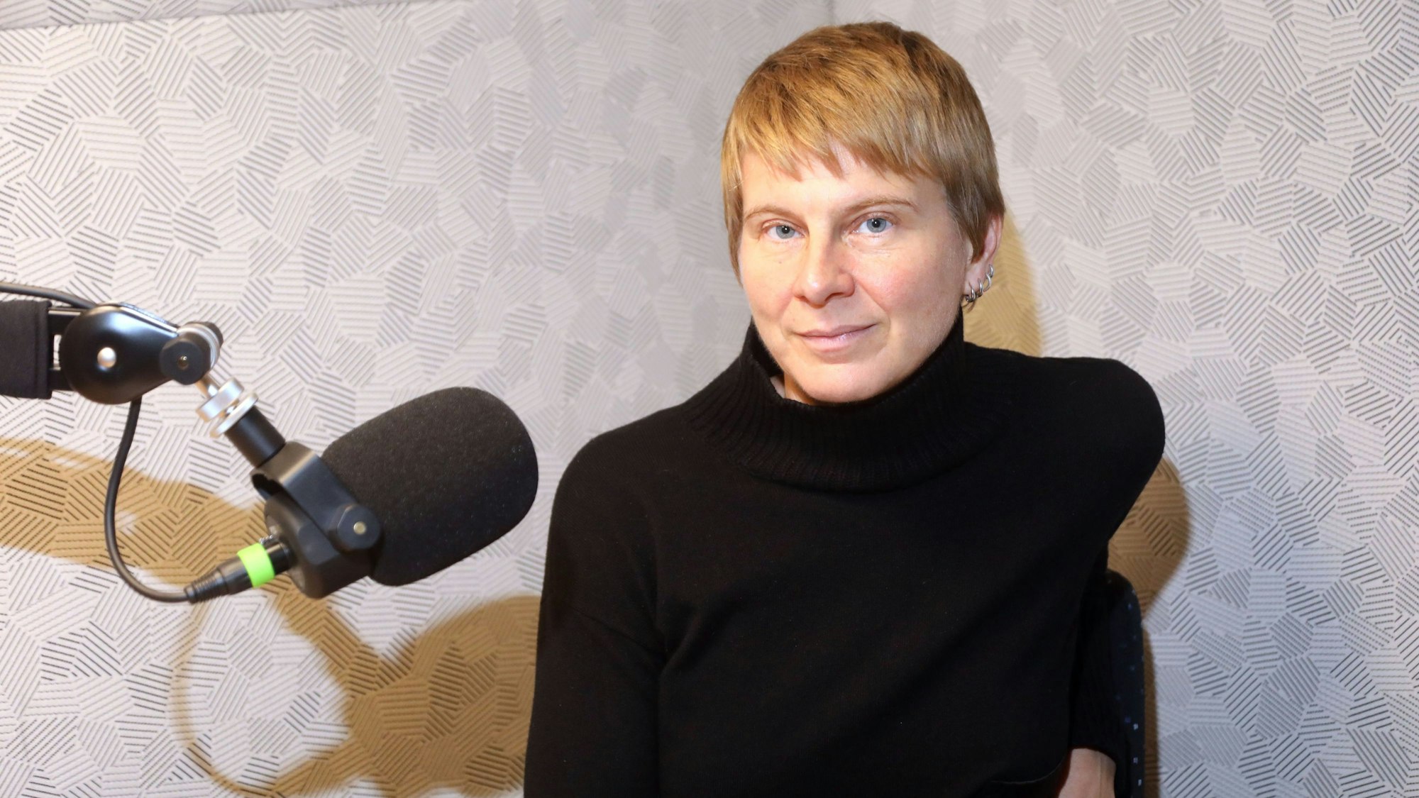 Anne Schäfer vom Max-Planck-Institut im Podcast-Studio des Kölner Stadt-Anzeiger