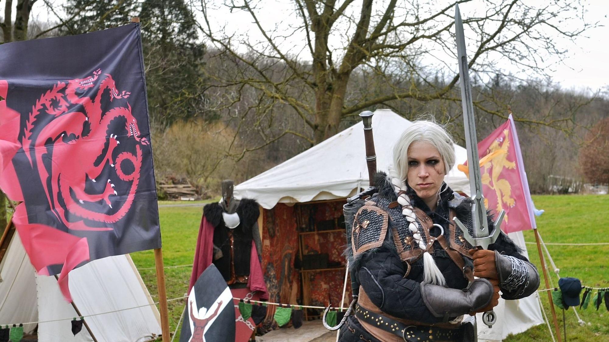 In einem selbstgeschneiderten Kostüm und mit einem Schwert in den Händen ist Cosplayerin Barbara beim Proud-Nerd-Festival auf der Burg Satzvey zu sehen.