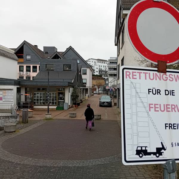 Ein Schild vor einer Fußgängerpassage fordert: „Rettungswege für die Feuerwehr freihalten.“