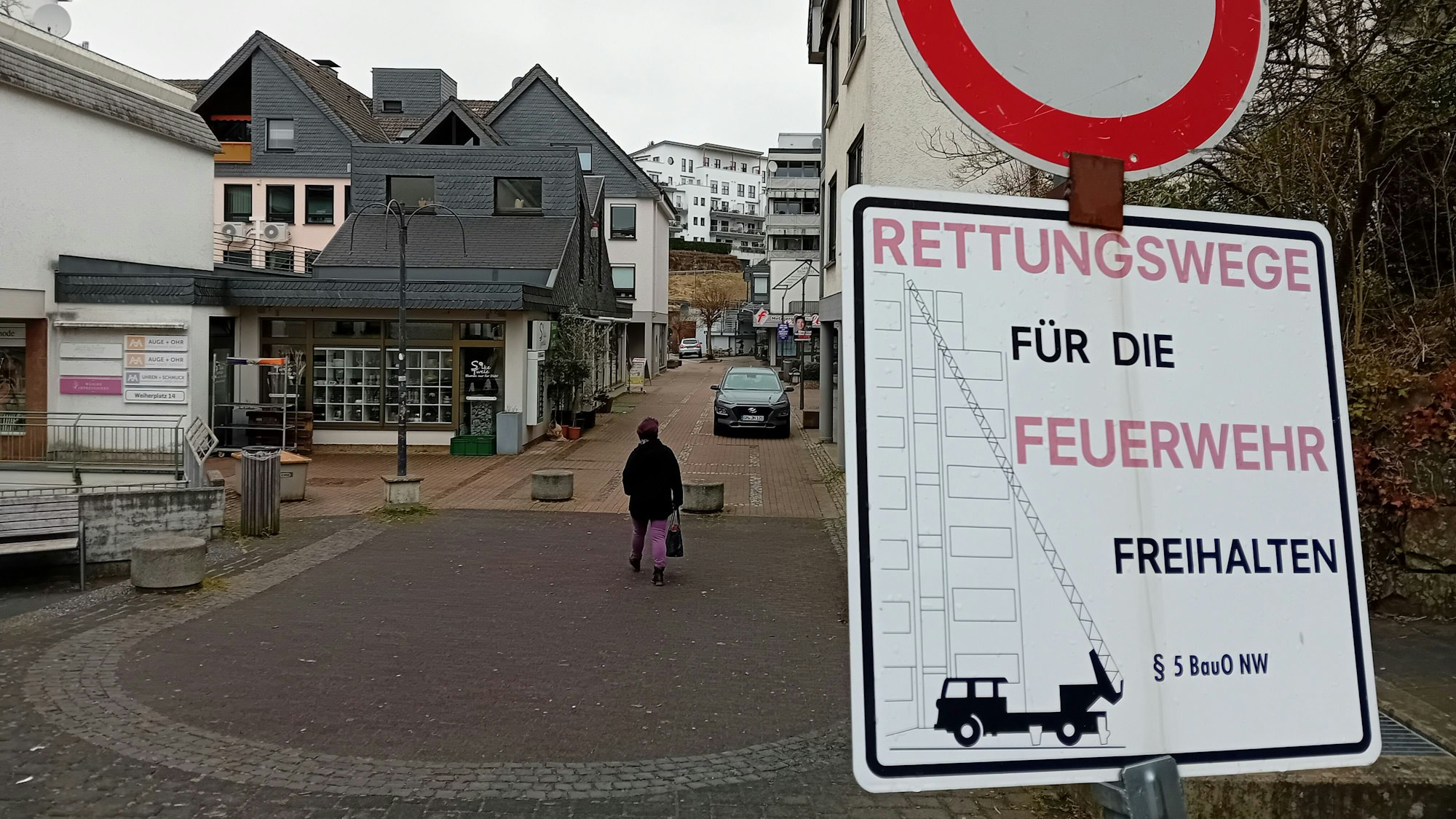 Ein Schild vor einer Fußgängerpassage fordert: „Rettungswege für die Feuerwehr freihalten.“