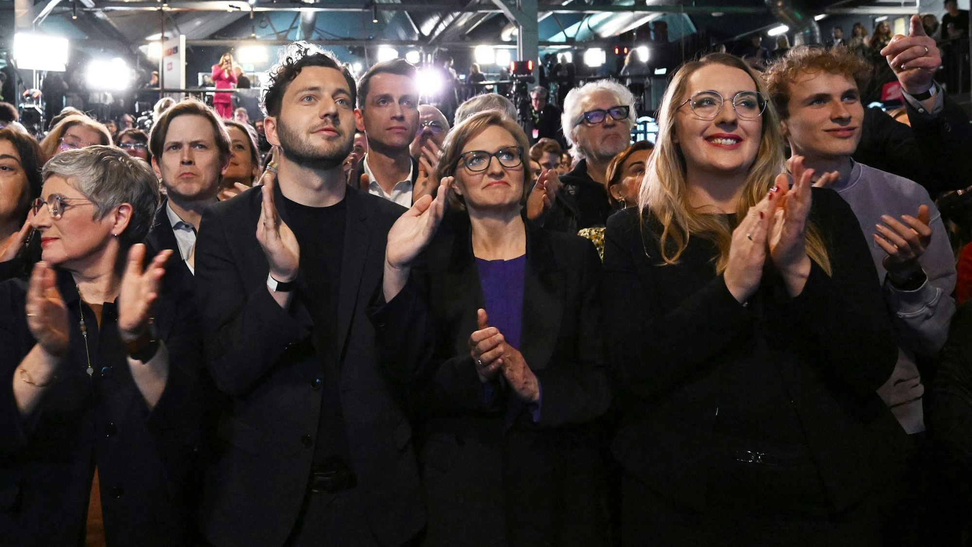 Als Co-Fraktionsvorsitzende von Bündnis 90/Die Grünen feiert Katharina Dröge (r.) ihr Direktmandat aus Köln bei der Wahlparty der Grünen in Berlin.