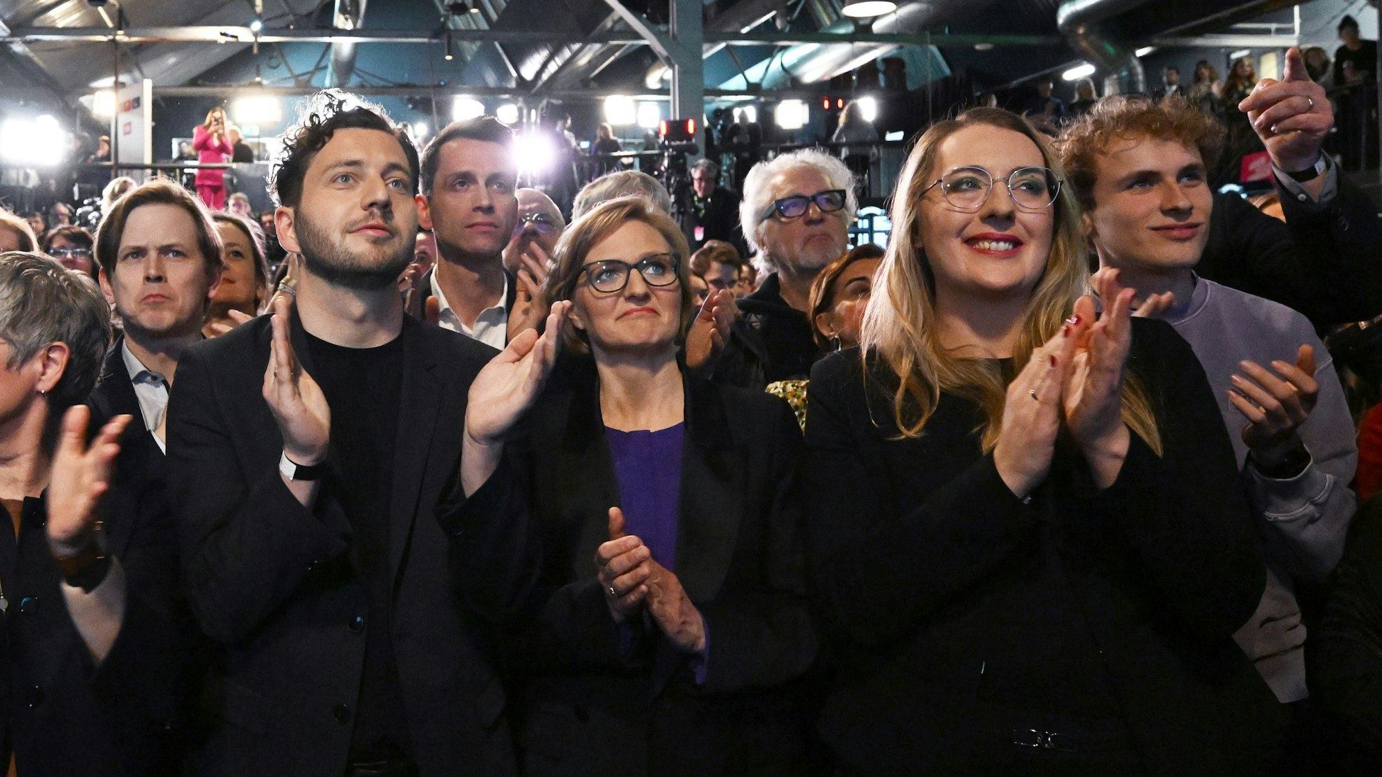 Kölner Grünen-Direktkandidatin Katharina Dröge feiert ihren Wahlsieg auf der Wahlparty in Berlin.