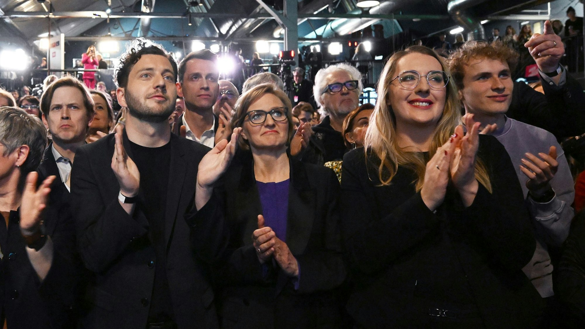 Kölner Grünen-Direktkandidatin Katharina Dröge feiert ihren Wahlsieg auf der Wahlparty in Berlin.