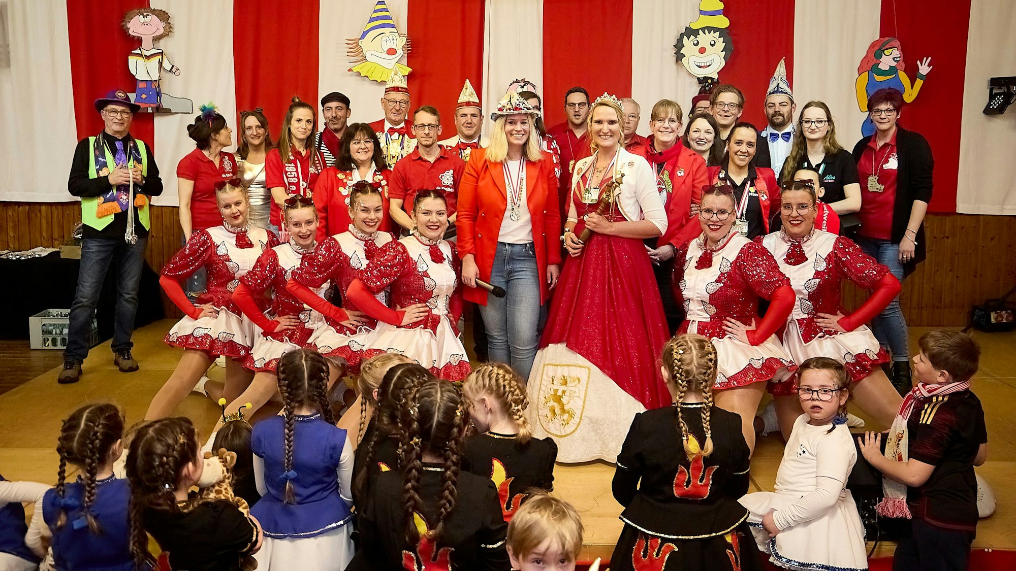 Blankenheims Prinzessin Elena und Bürgermeisterin Jennifer Meuren sind von zahlreichen kostümierten Karnevalisten umgeben.