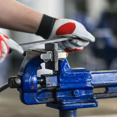 ARCHIV - 18.06.2024, Rheinland-Pfalz, Dörth: Ein Auszubildender zum Mechatroniker bearbeitet in einer Ausbildungswerkstatt an einem Schraubstock ein Werkstück. (zu dpa: «Maschinenbauer halten Belegschaft stabil - noch») Foto: Oliver Berg/dpa +++ dpa-Bildfunk +++