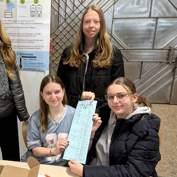 Die Wahlhelferinnen der Juniorwahl an der Euskirchener Marienschule mit Wahlurne und Stimmzettel.