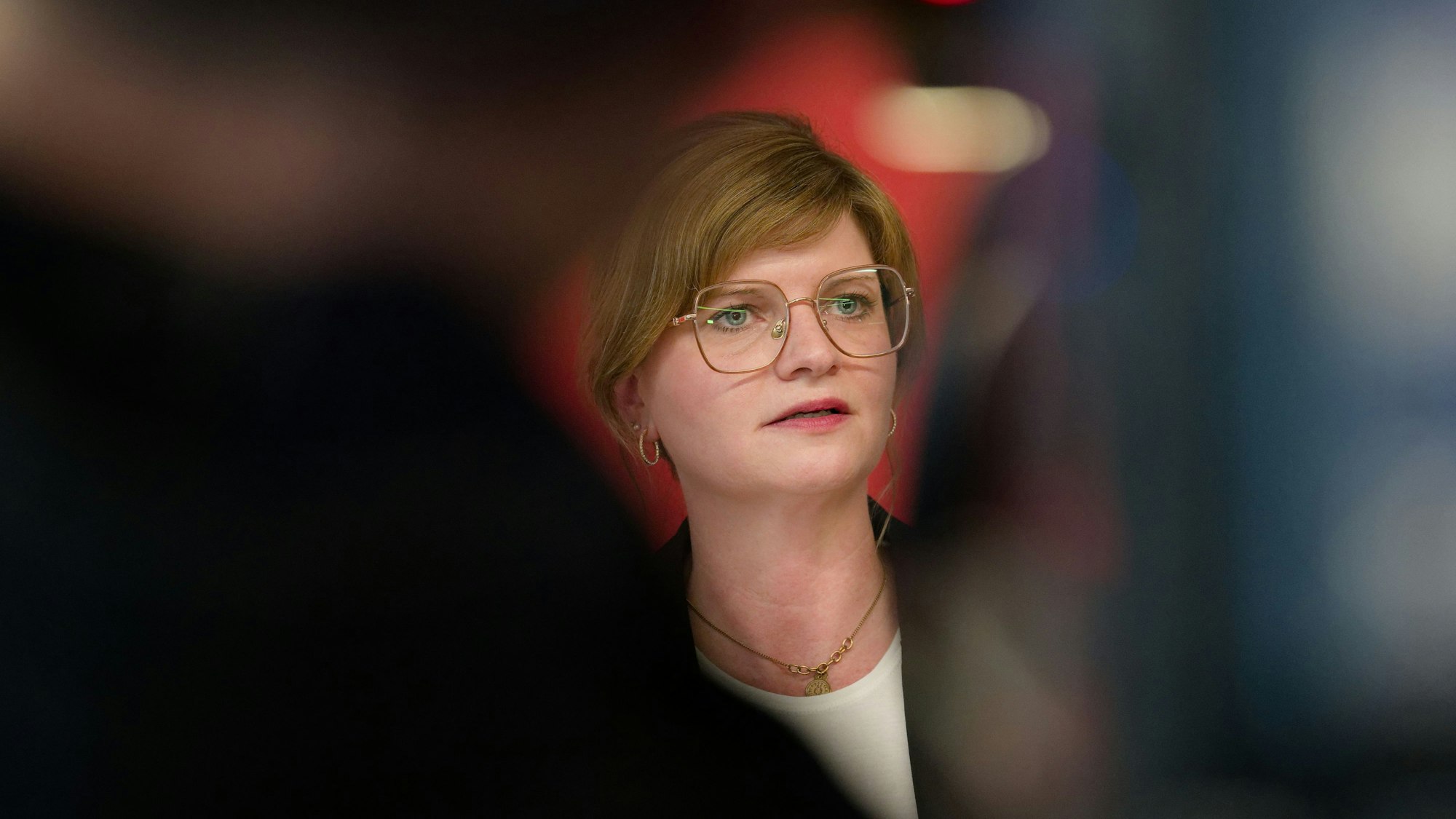 24.02.2025, Nordrhein-Westfalen, Düsseldorf: Sarah Philipp, Vorsitzende der SPD Nordrhein-Westfalen, gibt ein Pressestatement zum Ausgang der Bundestagswahl ab. Foto: Henning Kaiser/dpa +++ dpa-Bildfunk +++