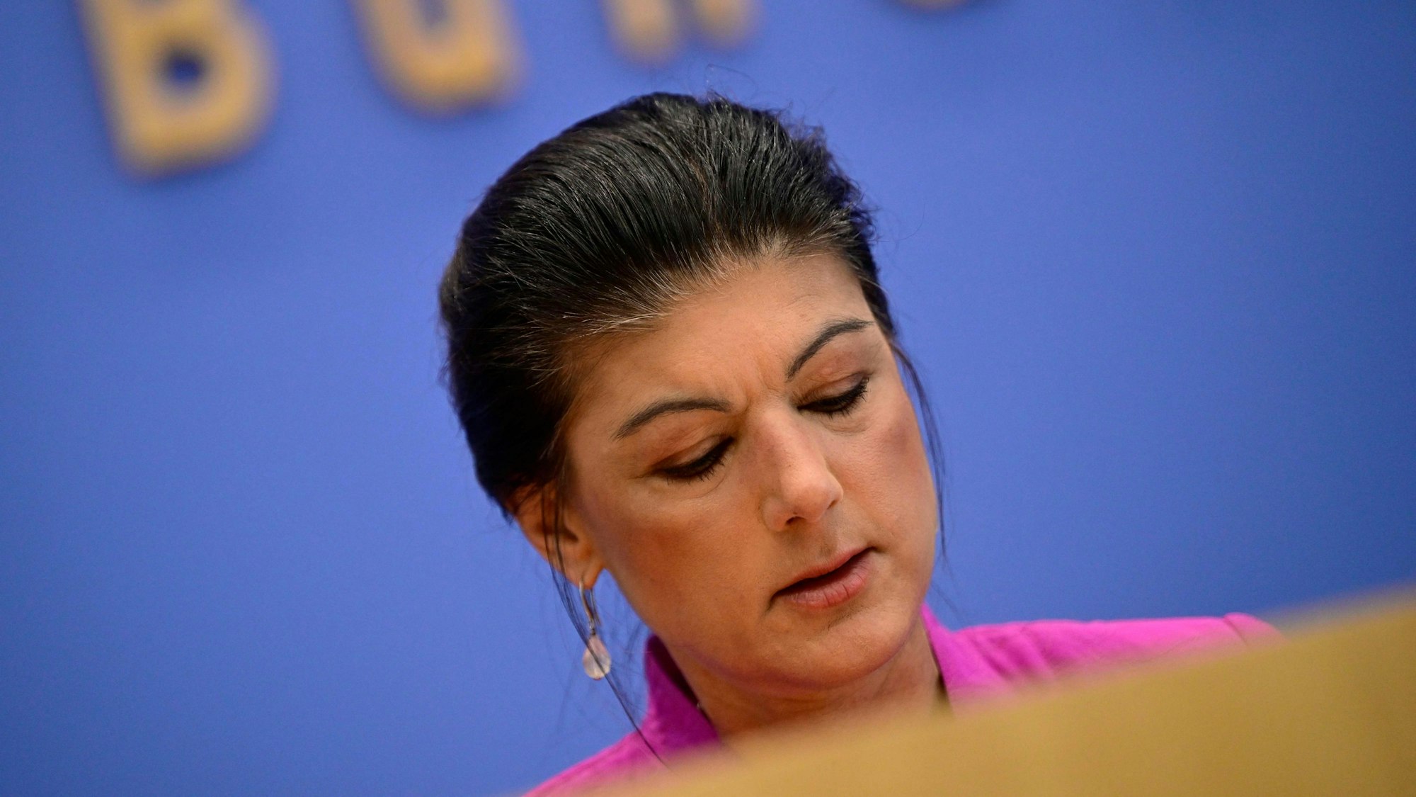 Sahra Wagenknecht am Montag bei einer Pressekonferenz.