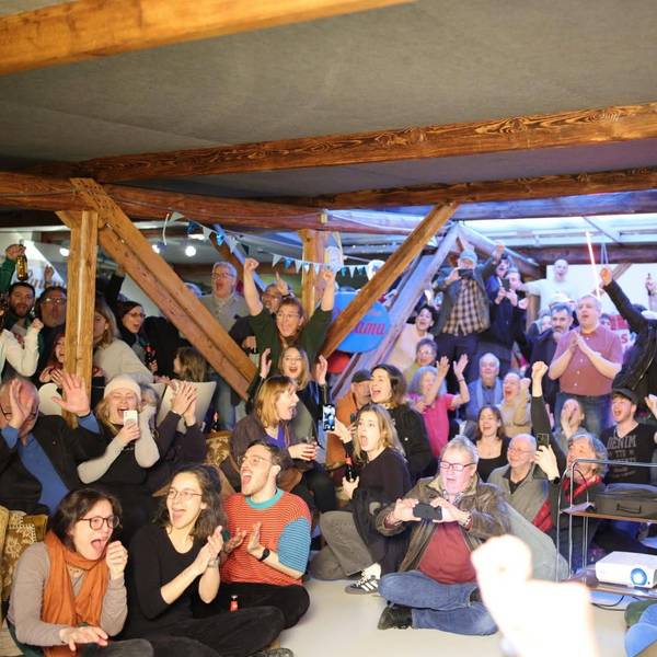 Auf der Wahlparty der Kölner Linken kommen die Mitglieder aus dem Jubeln nicht mehr raus: Mit einem so guten Ergebnis habe man nicht gerechnet.
