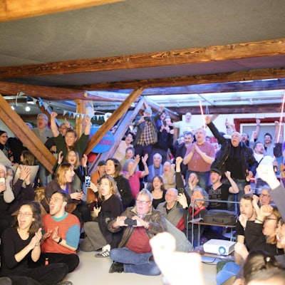 Auf der Wahlparty der Kölner Linken kommen die Mitglieder aus dem Jubeln nicht mehr raus: Mit einem so guten Ergebnis habe man nicht gerechnet.