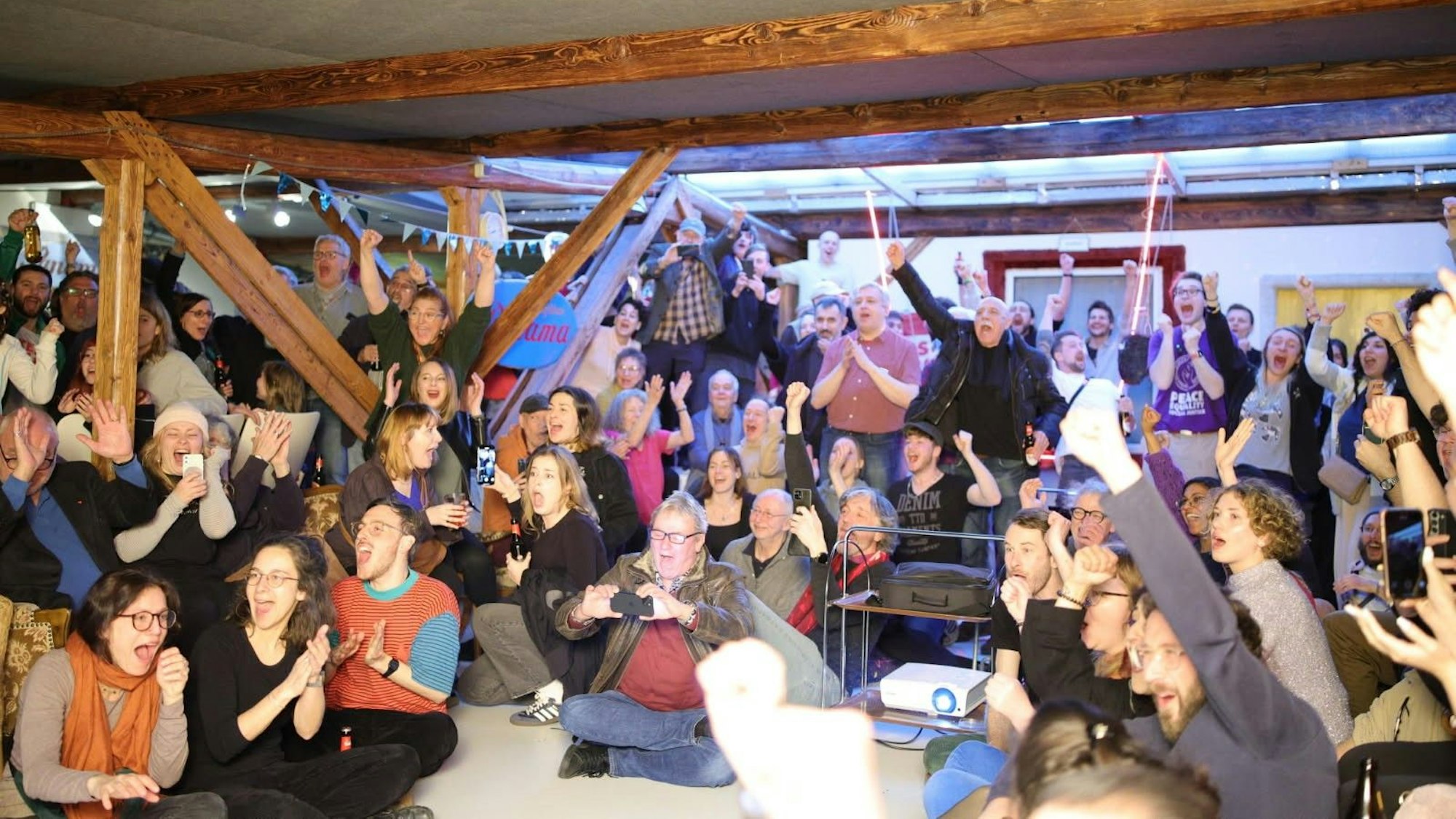 Auf der Wahlparty der Kölner Linken kommen die Mitglieder aus dem Jubeln nicht mehr raus: Mit einem so guten Ergebnis habe man nicht gerechnet.