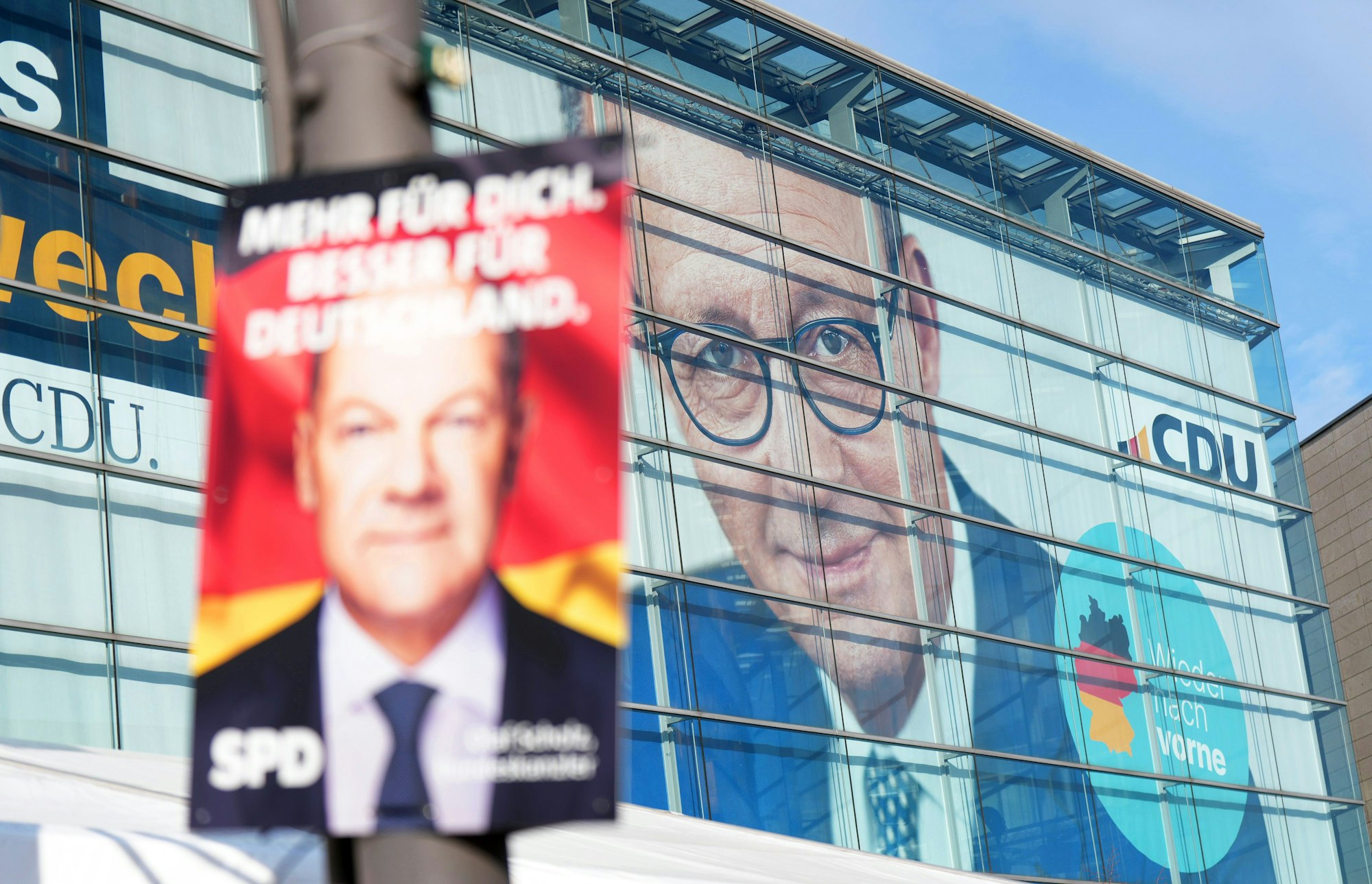 Ein Wahlplakat der SPD hängt vor dem Konrad-Adenauer-Haus mit dem Konterfei des CDU-Bundesvorsitzenden Merz. Die Gremien der Bundesparteien kommen nach der Wahl zum 21. Deutschen Bundestag zu Beratungen zusammen.