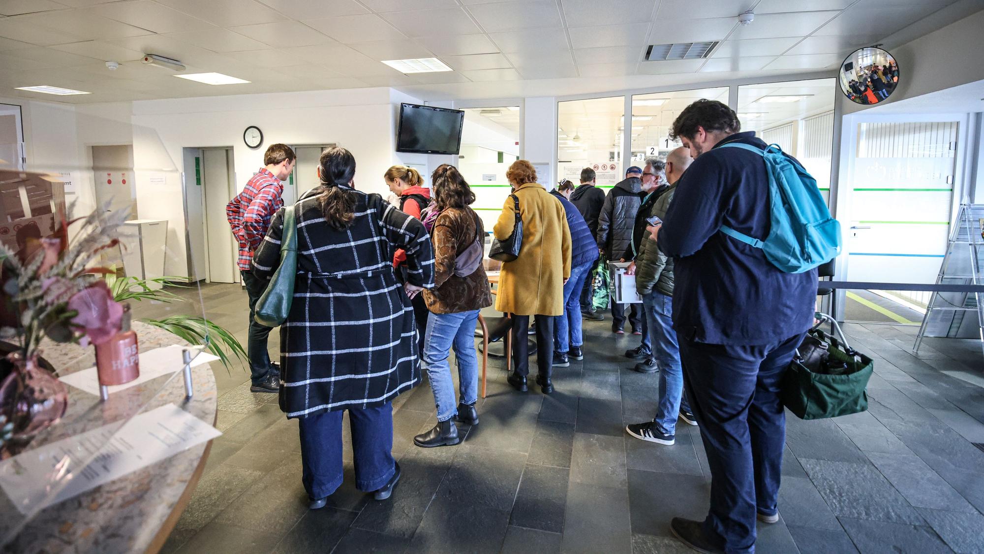 Die Wähler standen Schlange vor dem Wahlamt im Rathaus.