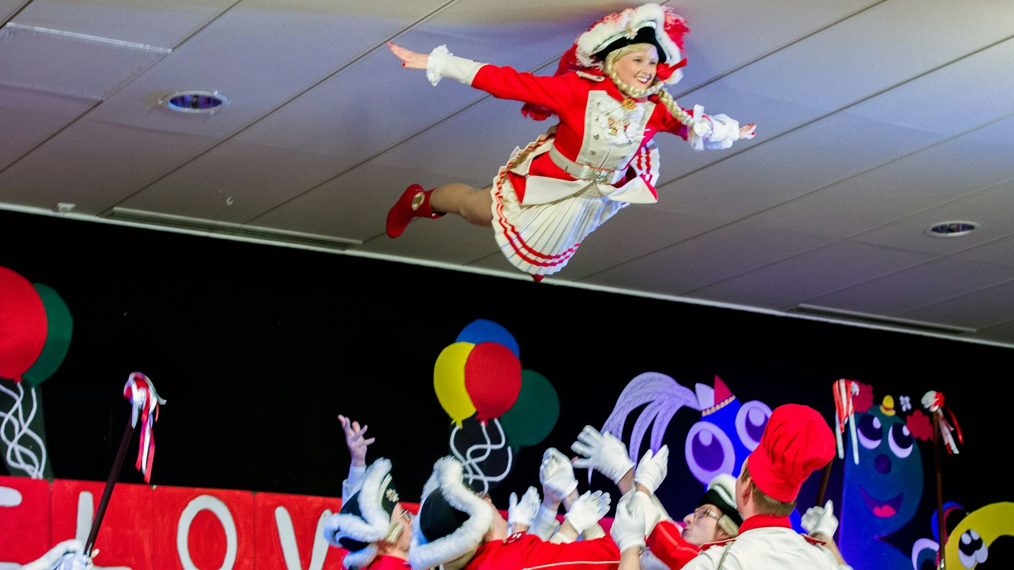 Zu sehen ist das „fliegende“ Mariechen Sabrina Gaugle bei der Prinzenvorstellung 2024.