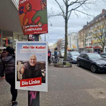 Mit hochgestrecktem Daumen wirbt der „Mietrebell“ Kalle Gerigk für die Linken auf der Kalker Hauptstraße.