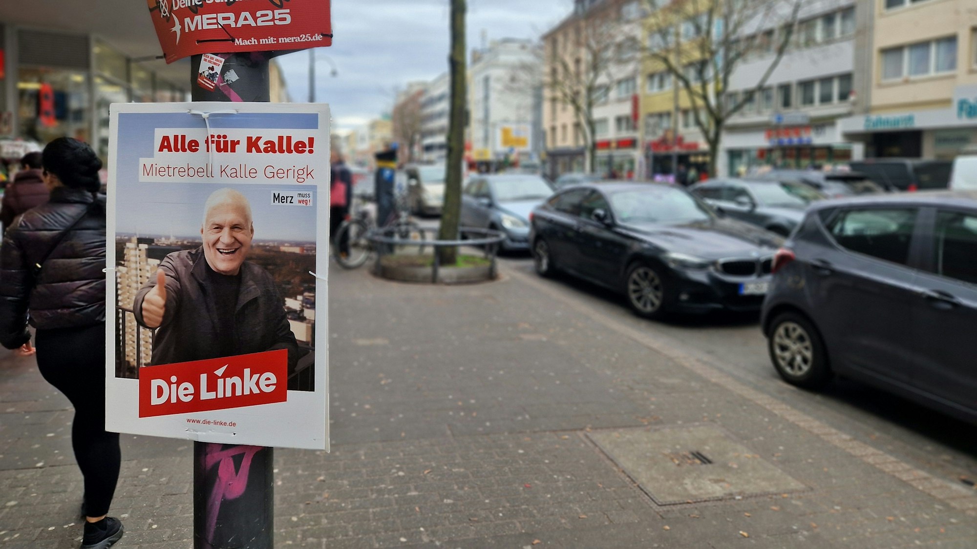 Mit hochgestrecktem Daumen wirbt der „Mietrebell“ Kalle Gerigk für die Linken auf der Kalker Hauptstraße.