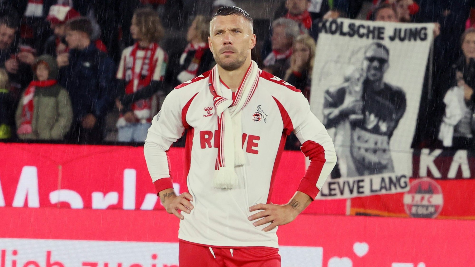 Vor dem Abschiedsspiel von Lukas Podolski beim 1. FC Köln wurde ein polnischer Fan in der Kölner City niedergestochen.