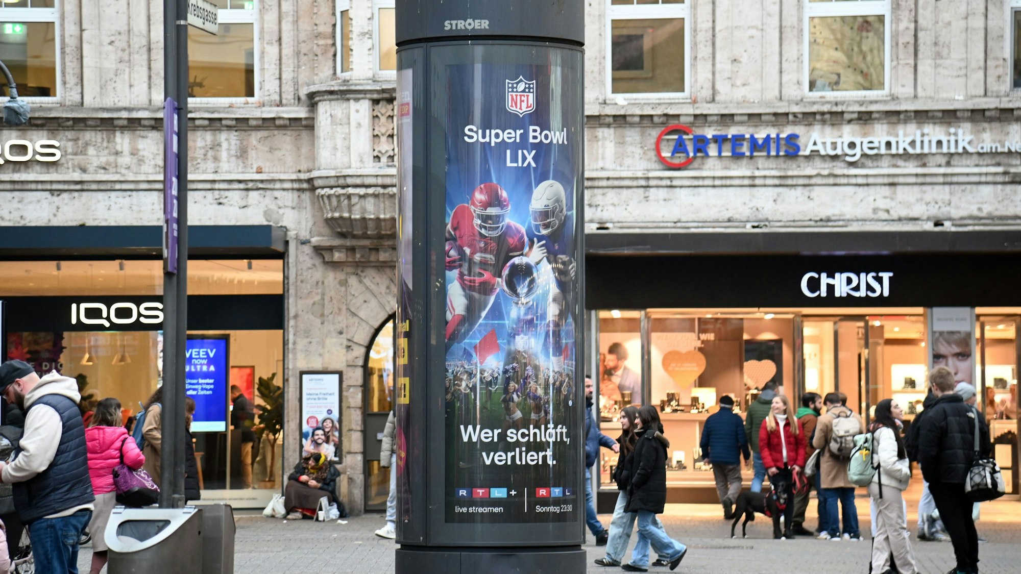 Eine Werbesäule von Ströer auf der Kölner Schildergasse