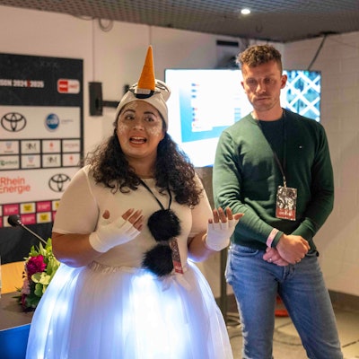 SPD-Kandidatin Sanae Abdi als „Kölle Ohlaaf“ mit den Kölner Parteivorsitzenden Claudia Walther (l.) und Florian Schuster (r.).