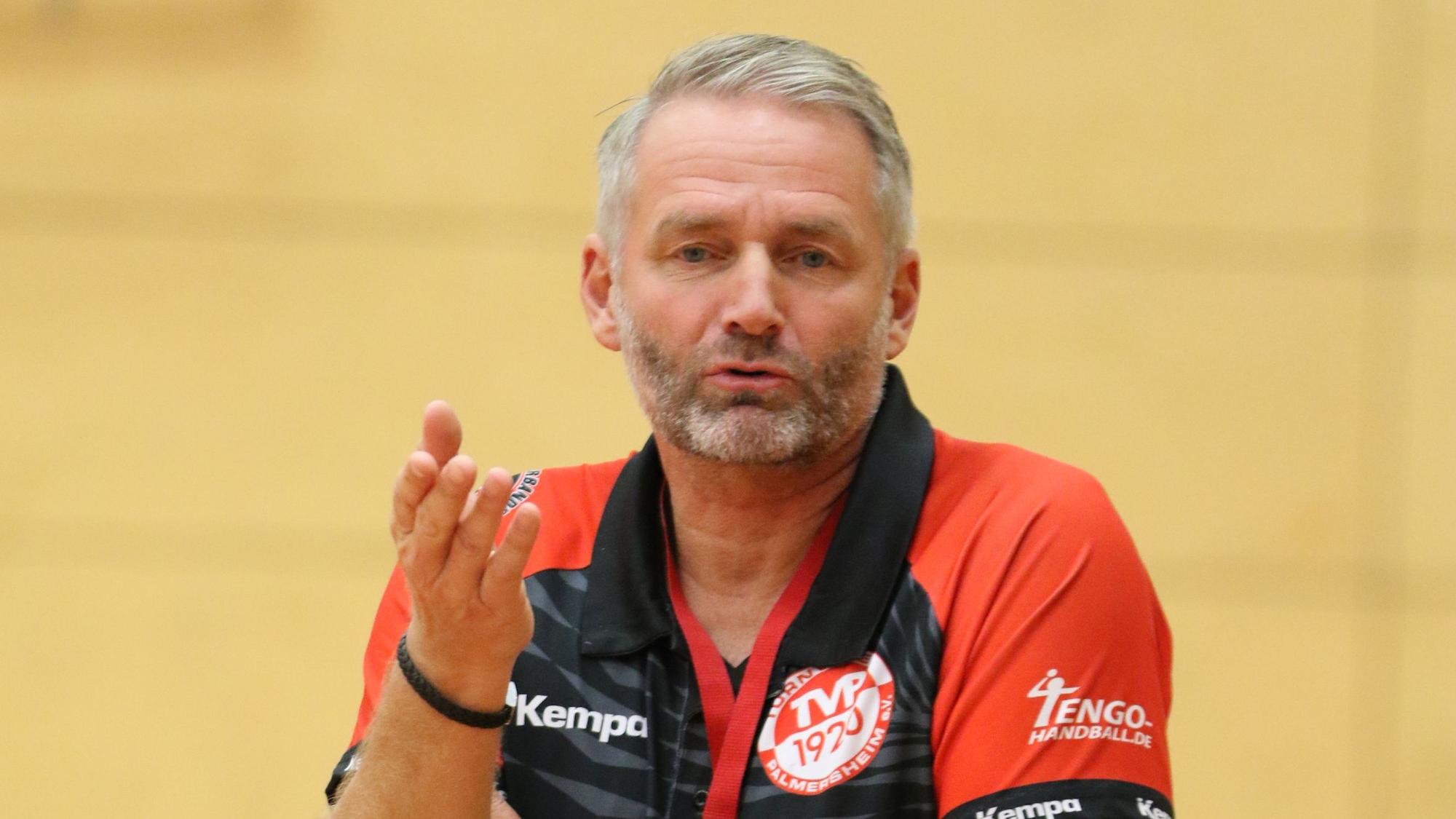 Das Bild zeigt den Palmersheimer Übungsleiter während eines Handballspiels.