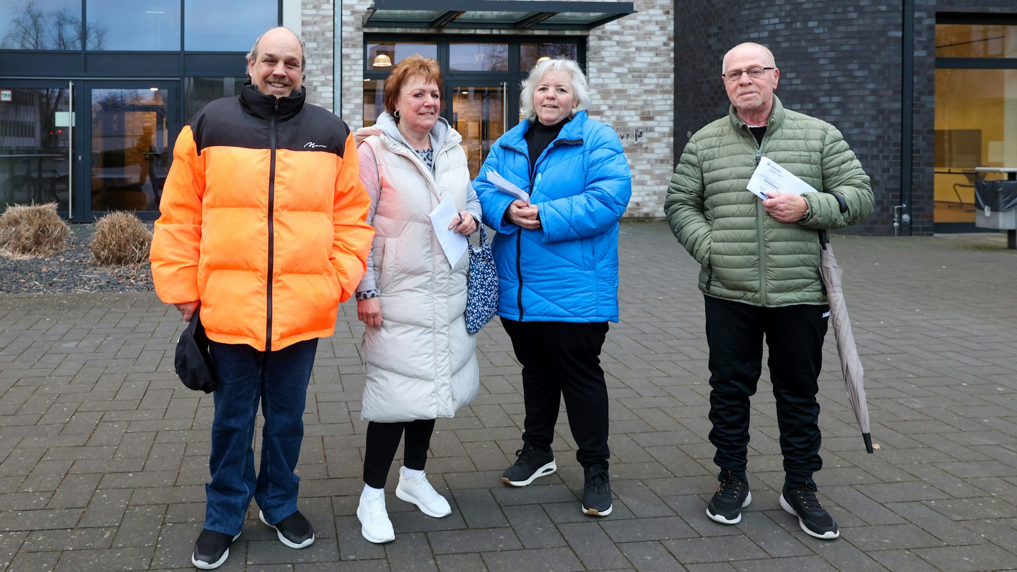 Die ersten Wähler am Wahlsonntag: Die Ehrenfelder Nachbarn Winfried Schmitt, Rosemarie Franzen, Birgit Krahforst und Hans Franzen gaben schon früh am Morgen ihre Stimmen ab.