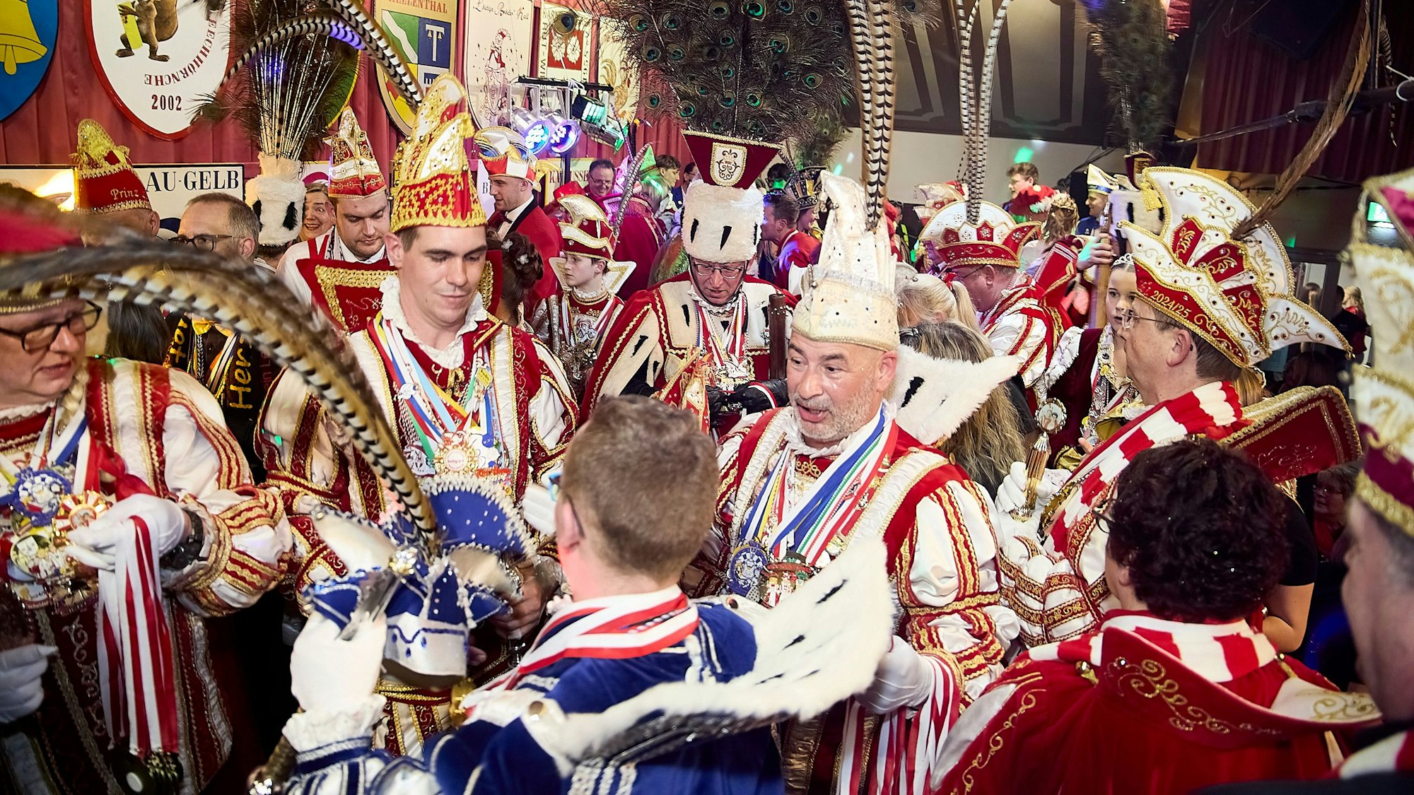 Beim Prinzentreffen in Dreiborn treffen zahlreiche karnevalistische Tollitäten aus dem Kreis Euskirchen aufeinander.