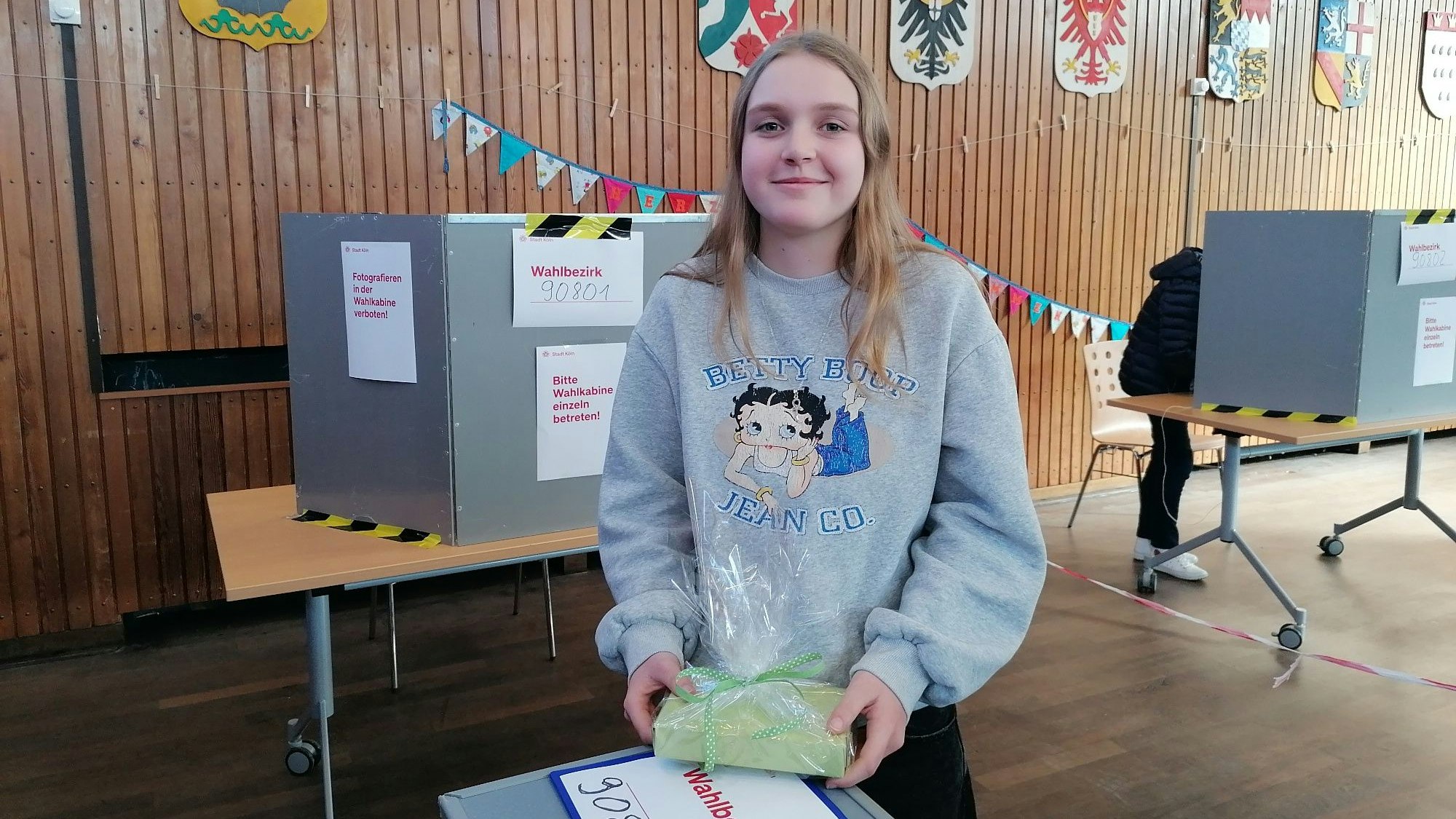 Mit 18 Jahren ist Stella Kerlin Kölns jüngste Wahlhelferin bei der Bundestagswahl 2025.