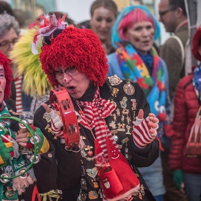 100 weiber ziehen durch die Schlebuscher Fußgängerzone und anschließend ins festzelt. Foto: Ralf Krieger