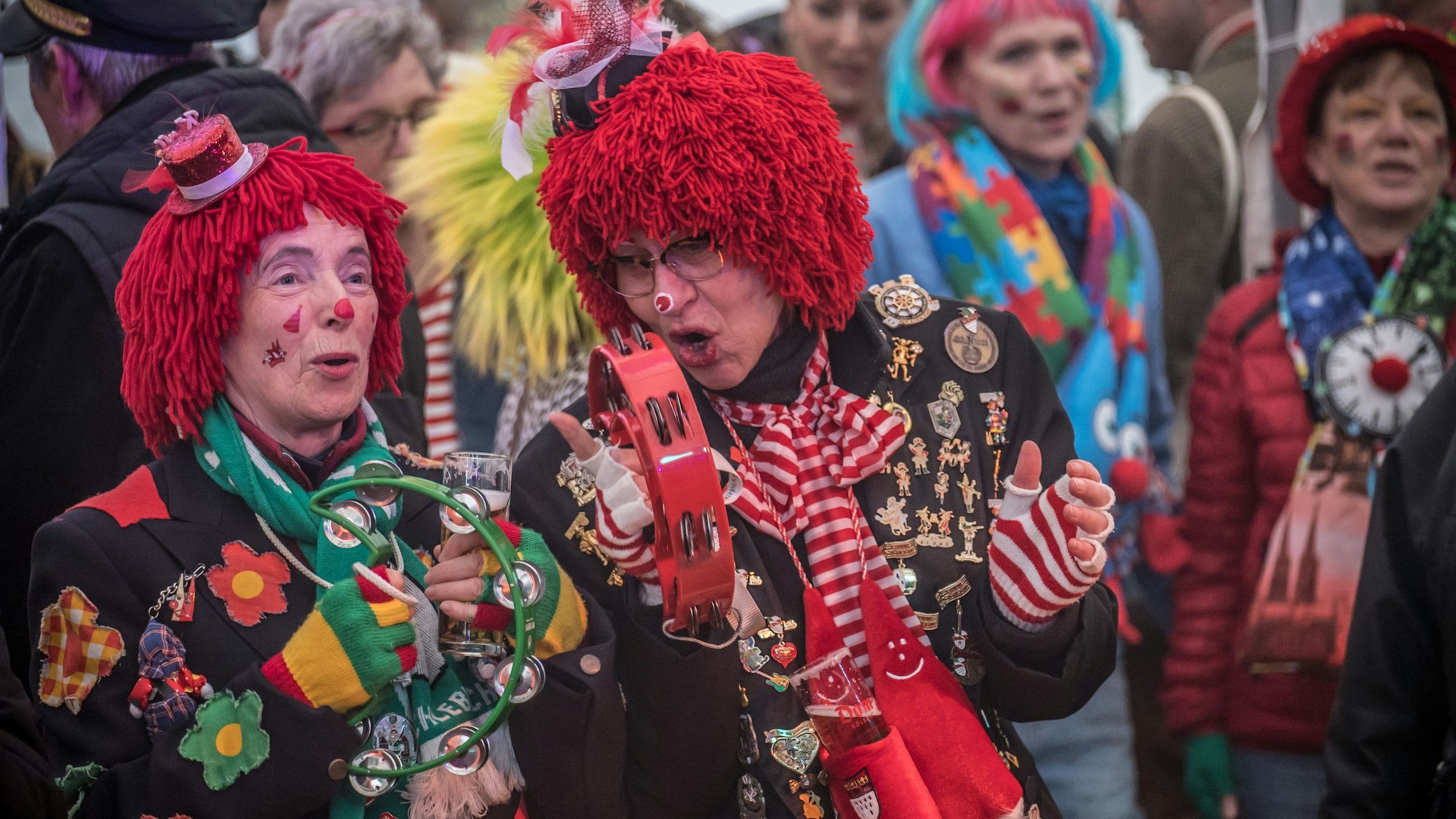 100 weiber ziehen durch die Schlebuscher Fußgängerzone und anschließend ins festzelt. Foto: Ralf Krieger