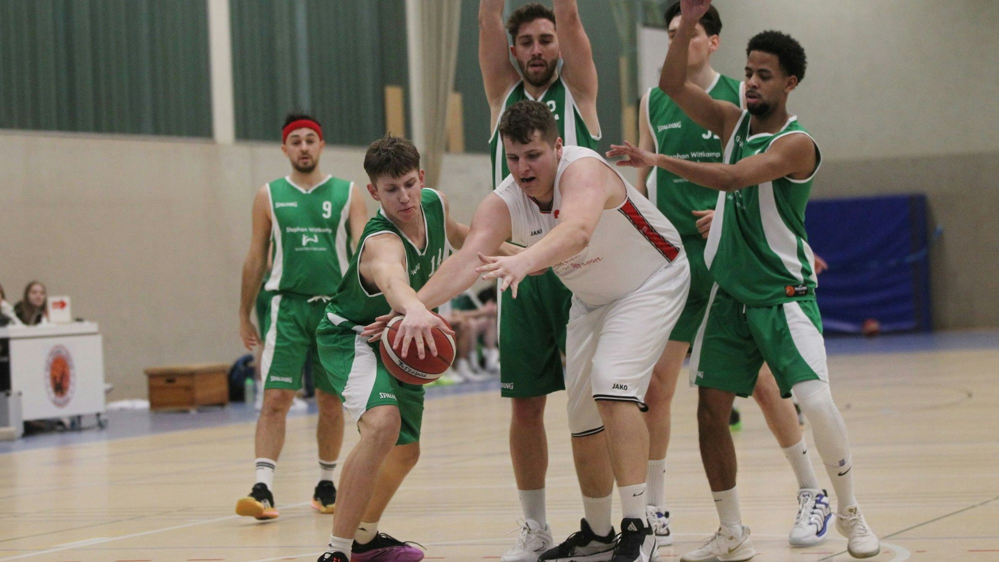 Das Bild zeigt den Zülpicher Center, der gleich von vier Gegenspielern umringt.