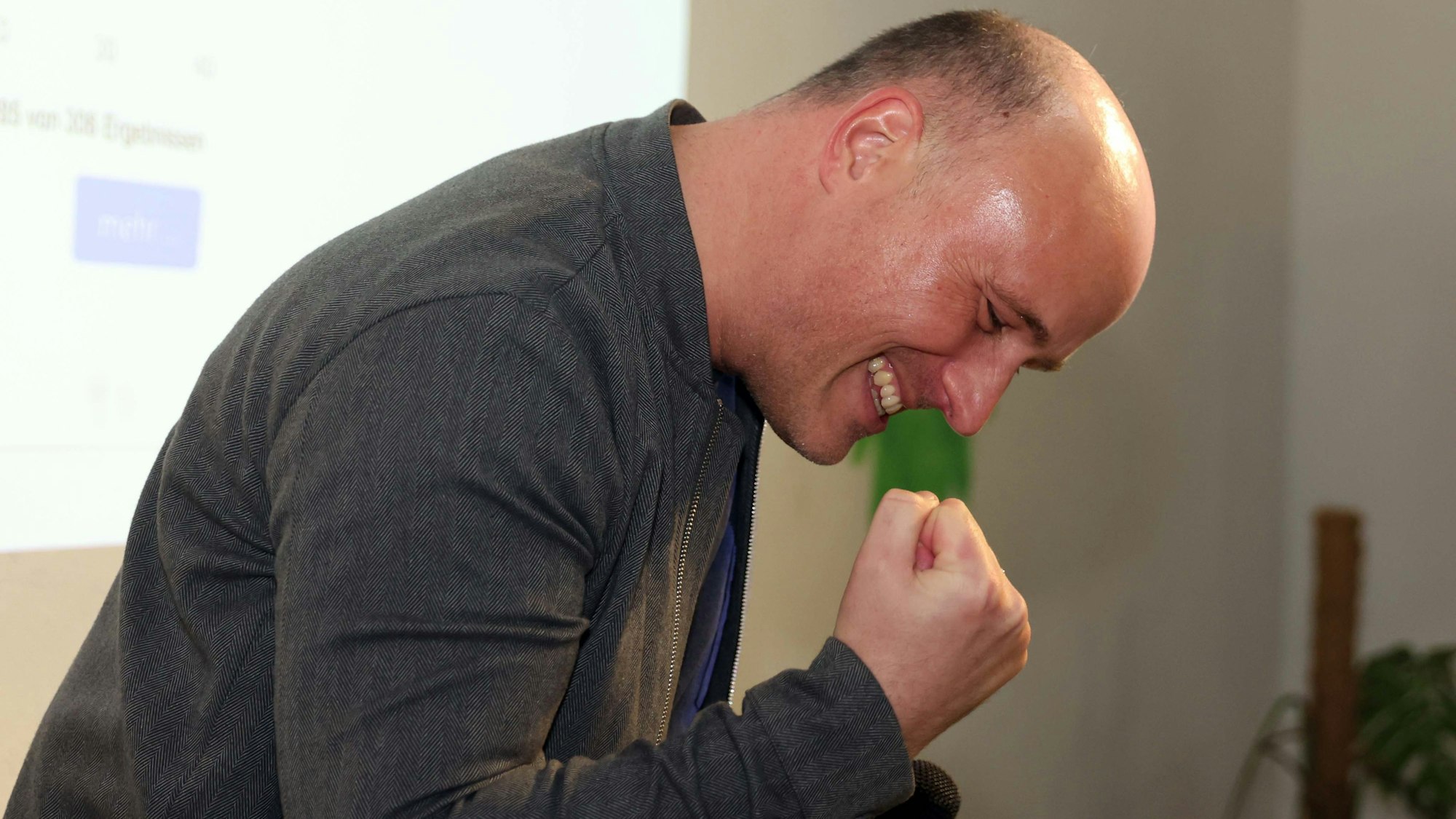 Sven Lehmann freut sich über seinen Erststimmen-Erfolg am Wahlabend bei den Grünen in Köln.