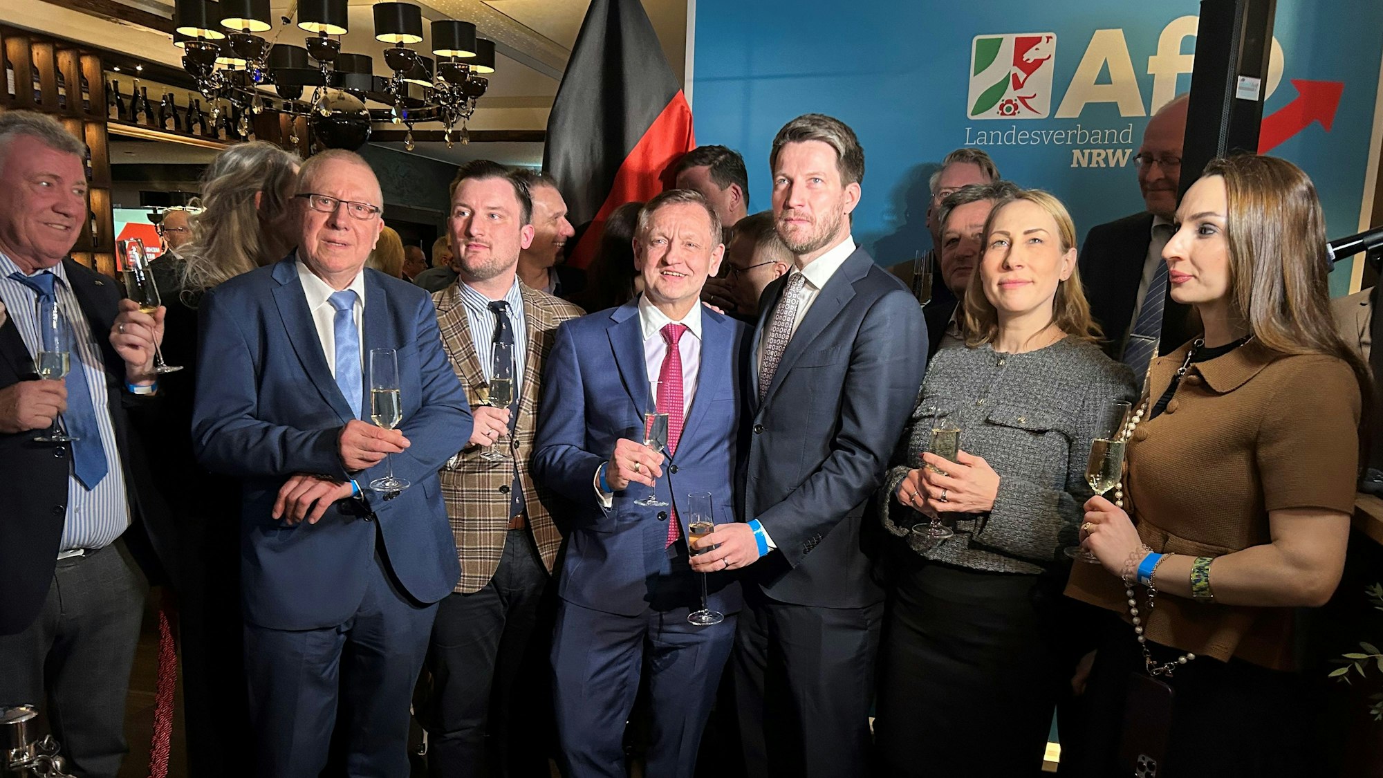 Mehrere Spitzenpolitiker der NRW-AfD verfolgten den Wahlabend gemeinsam bei einer Wahlparty in Gelsenkirchen.