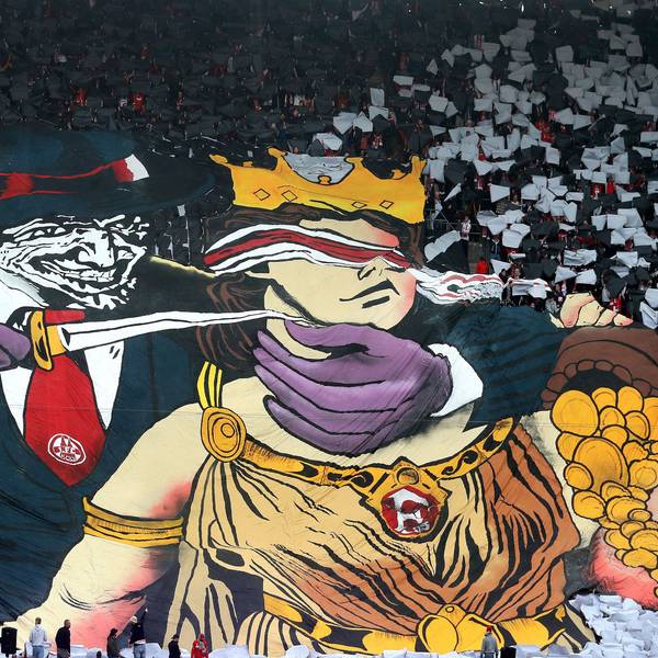 Die umstrittene Choreo der Ultras auf der Südtribüne zeigt die Comicfigur Joker, die der Glücksgöttin Fortuna ein Messer an den Hals hält.