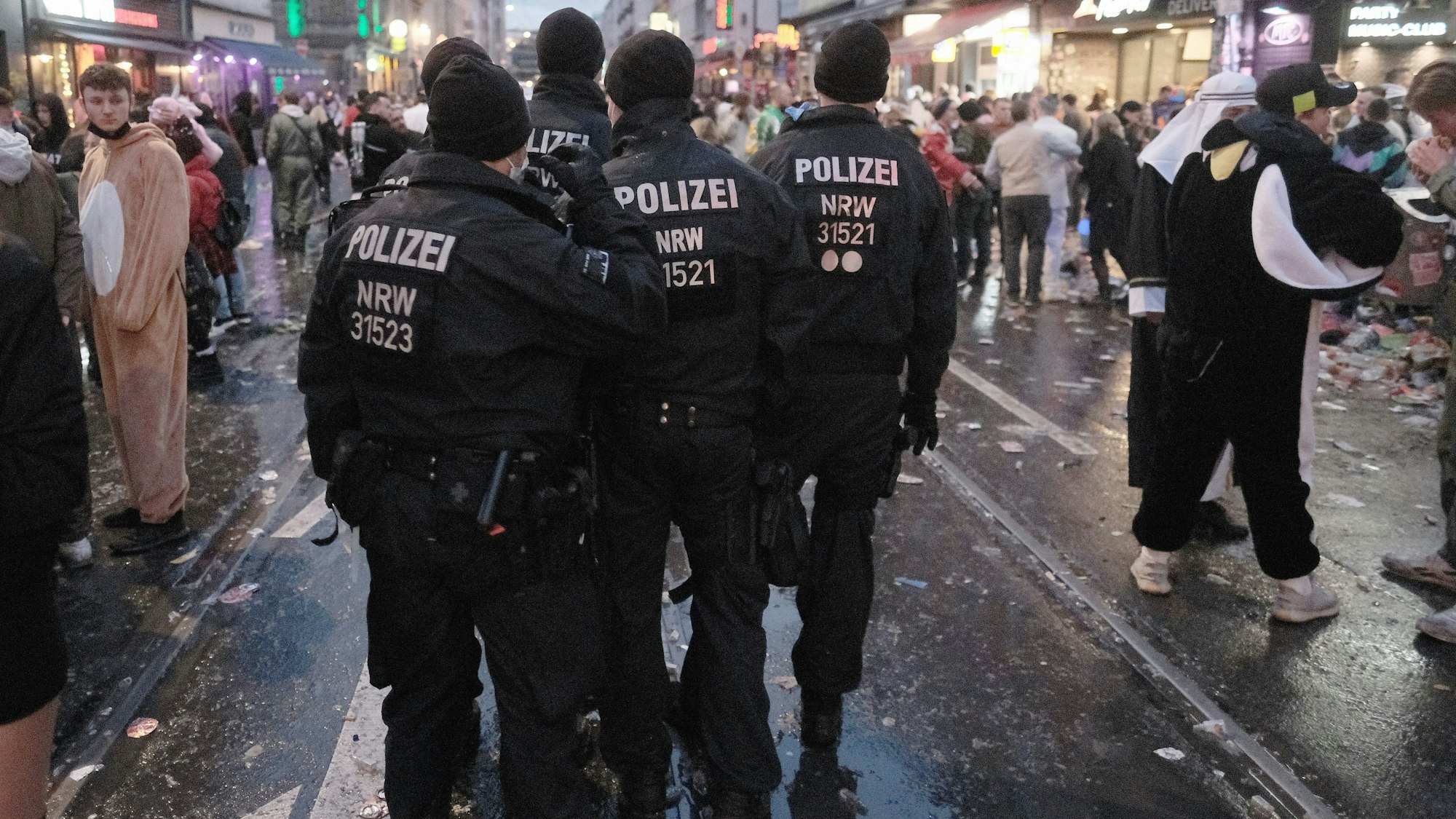 Vor allem im Zülpicher Viertel ist die Polizei an Weiberfastnacht stark präsent.