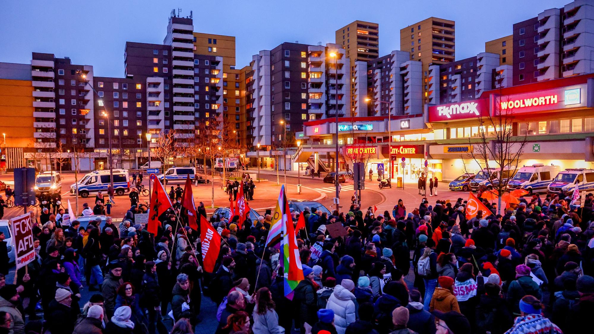 Demonstration gegen den AfD-Kreisparteitag im Bürgerzentrum Chorweiler in Köln Chorweiler.