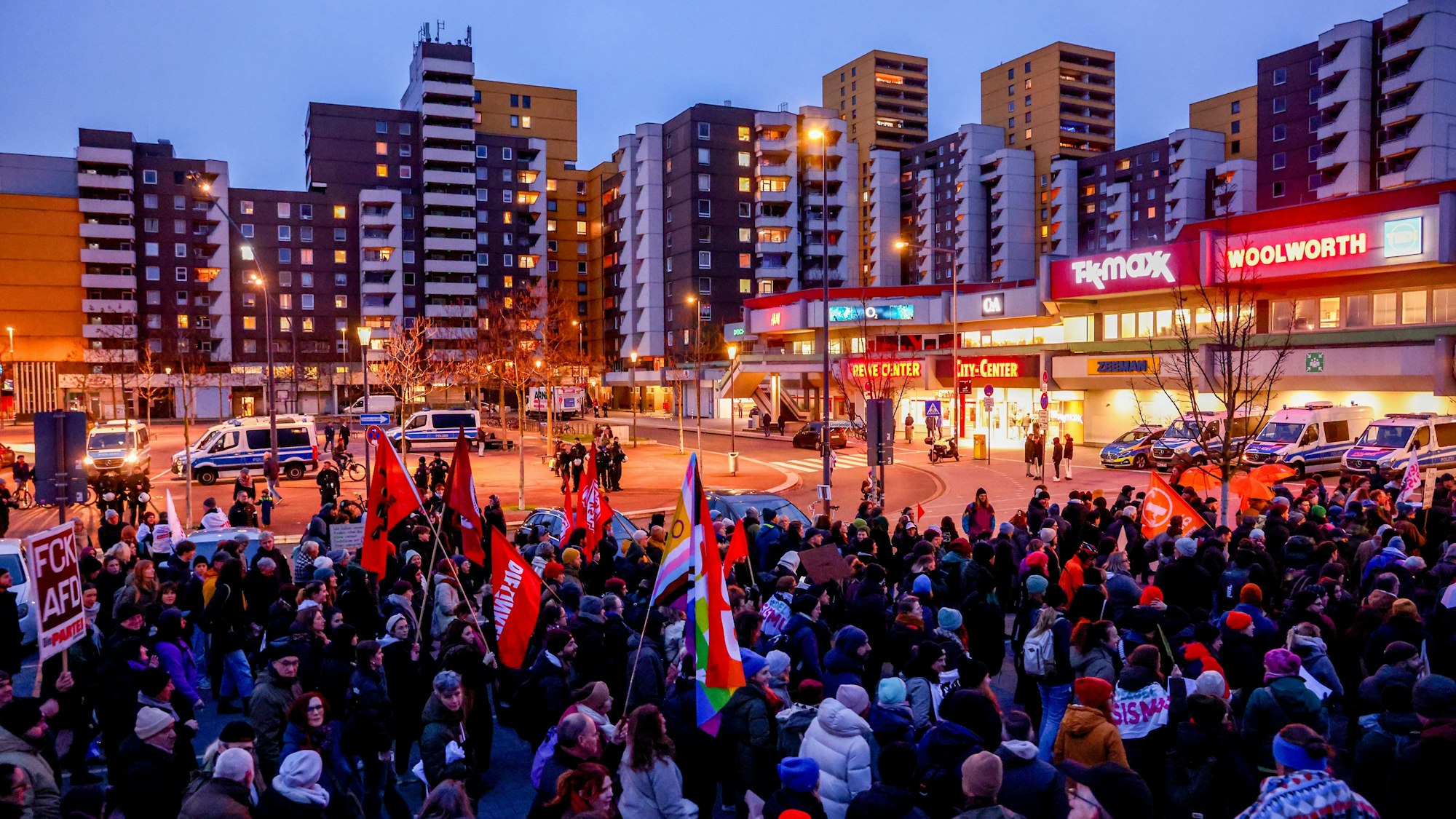 Demonstration gegen den AfD-Kreisparteitag im Bürgerzentrum Chorweiler in Köln Chorweiler.