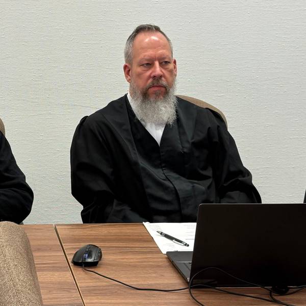 Der beschuldigte Prediger mit seinem Verteidiger Bernd Wasmuth beim Prozessauftakt im Kölner Landgericht