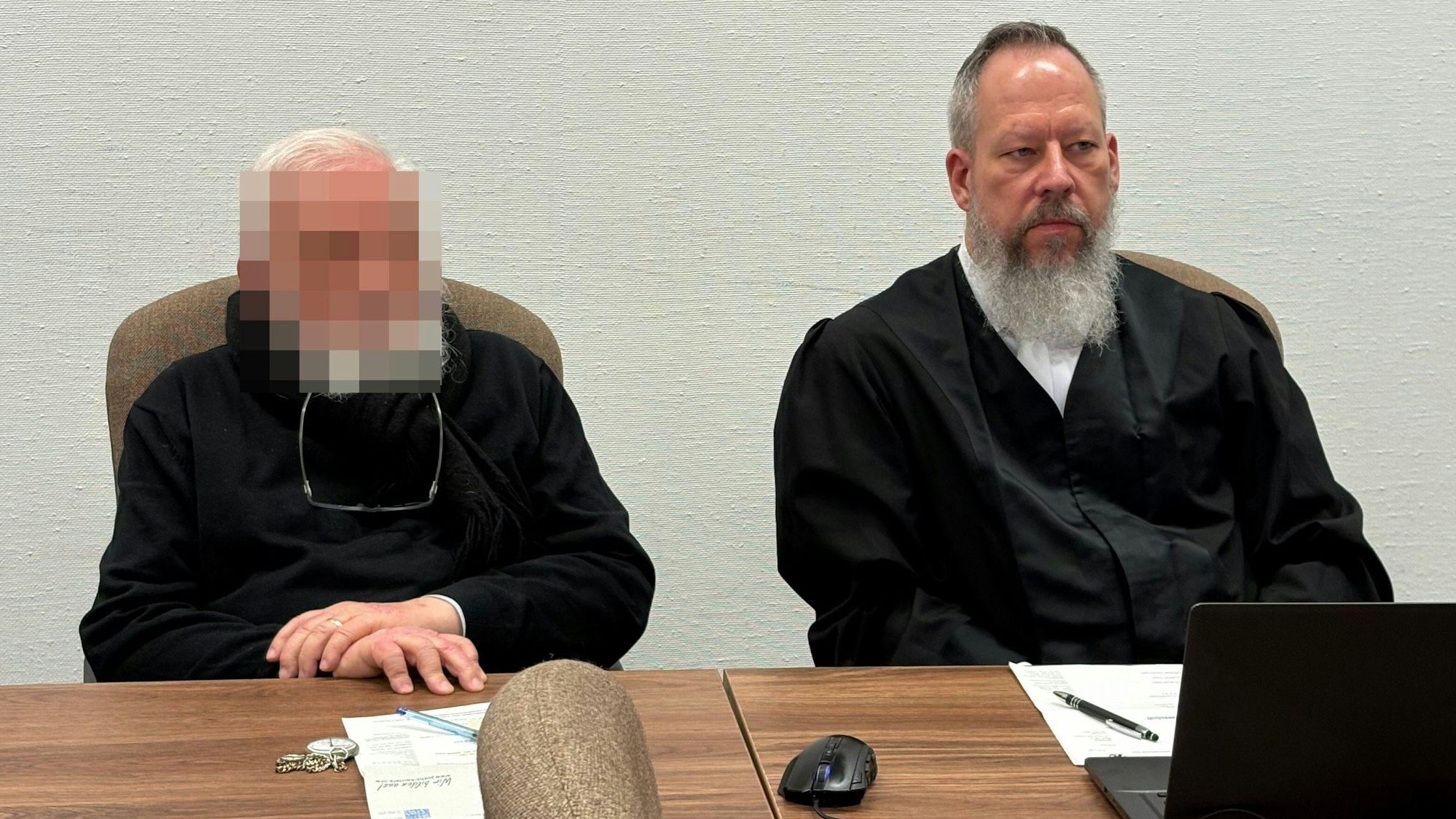 Der beschuldigte Prediger mit seinem Verteidiger Bernd Wasmuth beim Prozessauftakt im Kölner Landgericht