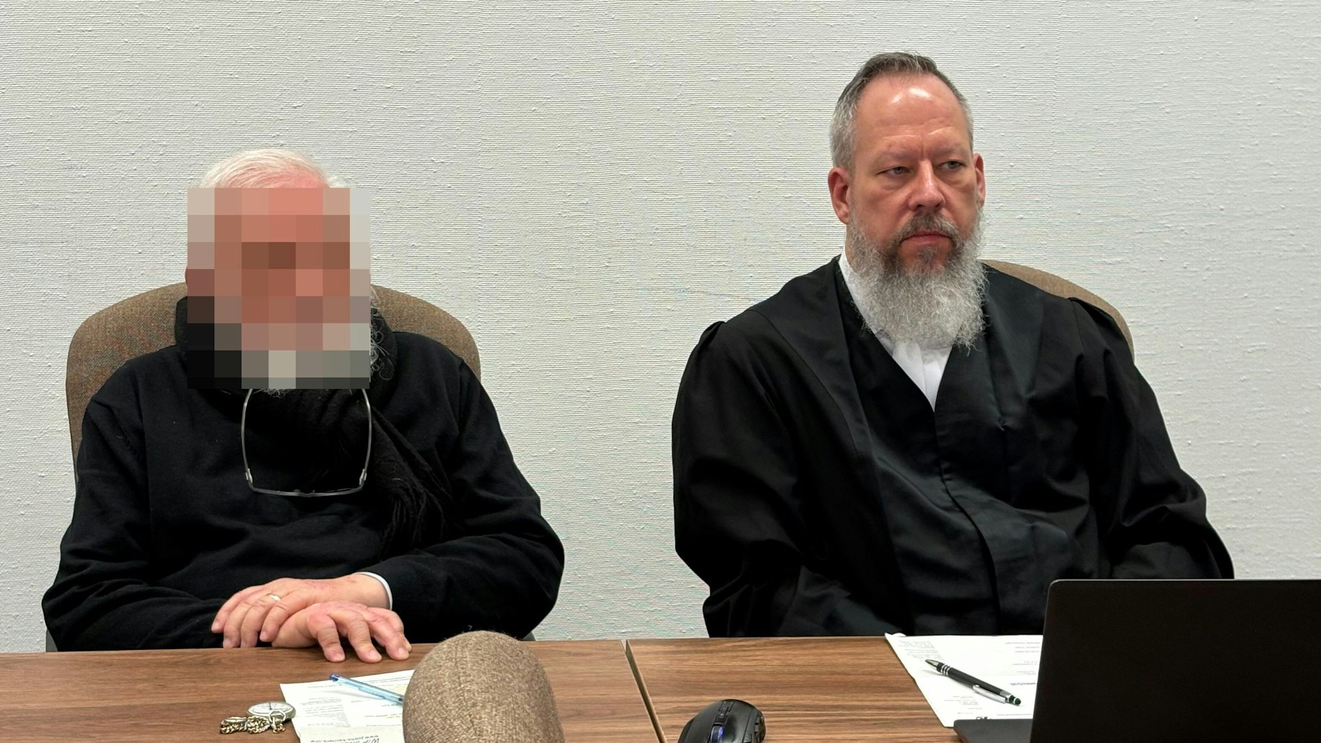 Der beschuldigte Prediger mit seinem Verteidiger Bernd Wasmuth beim Prozessauftakt im Kölner Landgericht