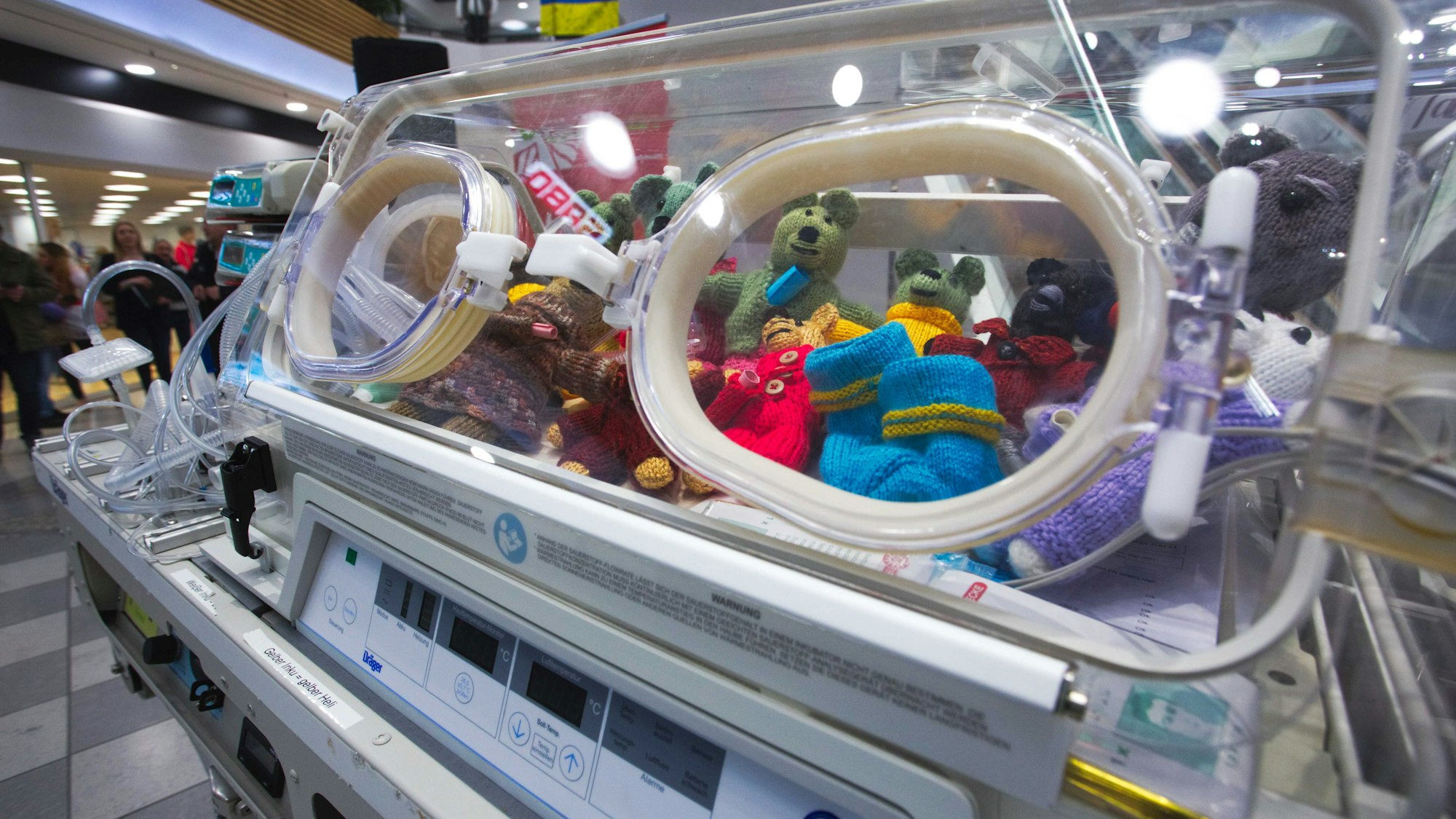 Blick auf einen Inkubator für Frühgeborene.