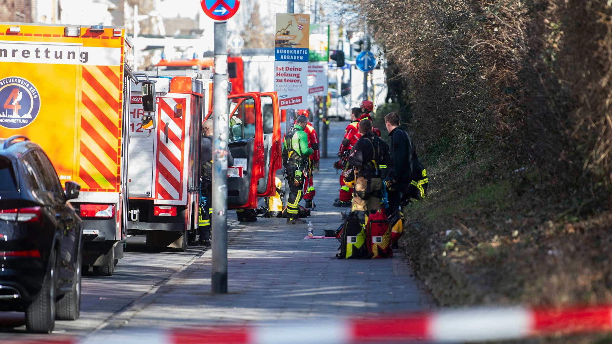 Das Bild zeigt einige Einsatzkräfte, auf den Einsatz warten.