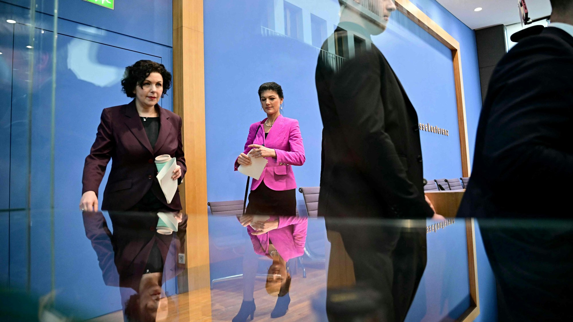 Sahra Wagenknecht (r.) und Amira Mohamed Ali verlassen das Podium nach ihrer Pressekonferenz.