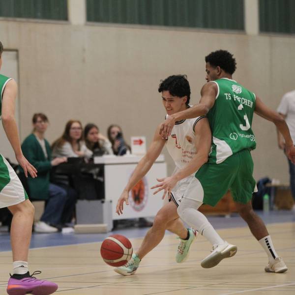 Das Bild zeigt den Basketballer des TuS Zülpich im Dribbling.
