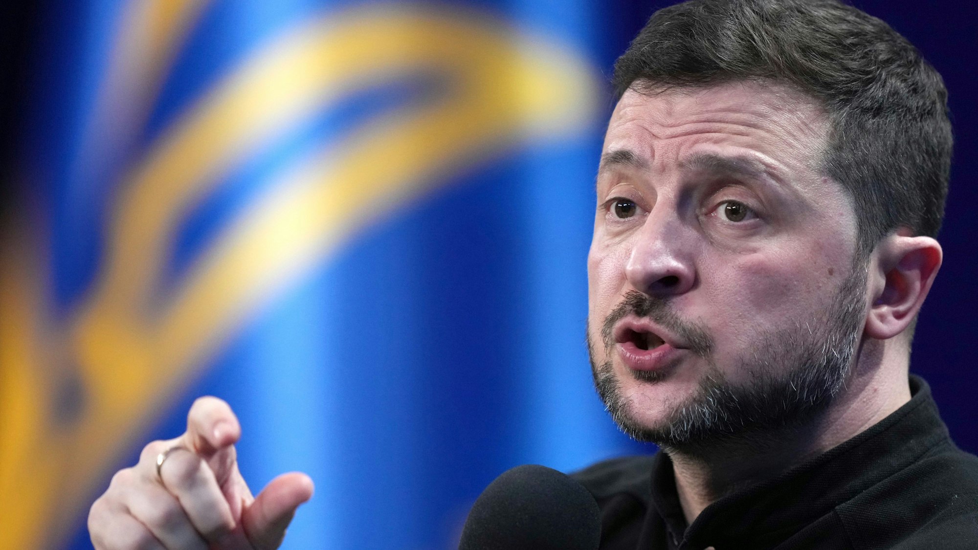 23.02.2025, Ukraine, Kiew: Wolodymyr Selenskyj, Präsident der Ukraine, beantwortet Fragen von Journalisten während einer Pressekonferenz. Foto: Evgeniy Maloletka/AP/dpa +++ dpa-Bildfunk +++