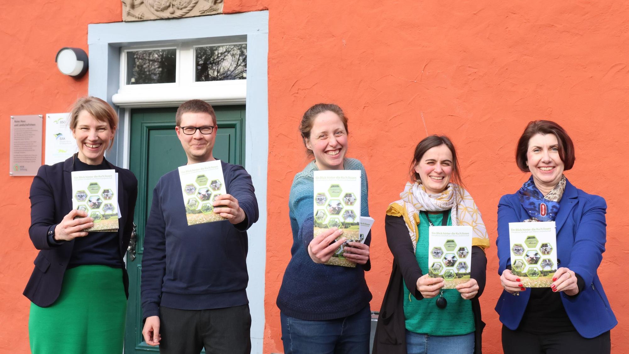 Vorstellung des Hefts der Bergischen Agentur für Kulturlandschaft mit (v.l.) Johanna Holst (v.l.), Jan Spiegelberg, Cornelia Lösche, Agnes Burandt und Rosemarie Katzenbach.