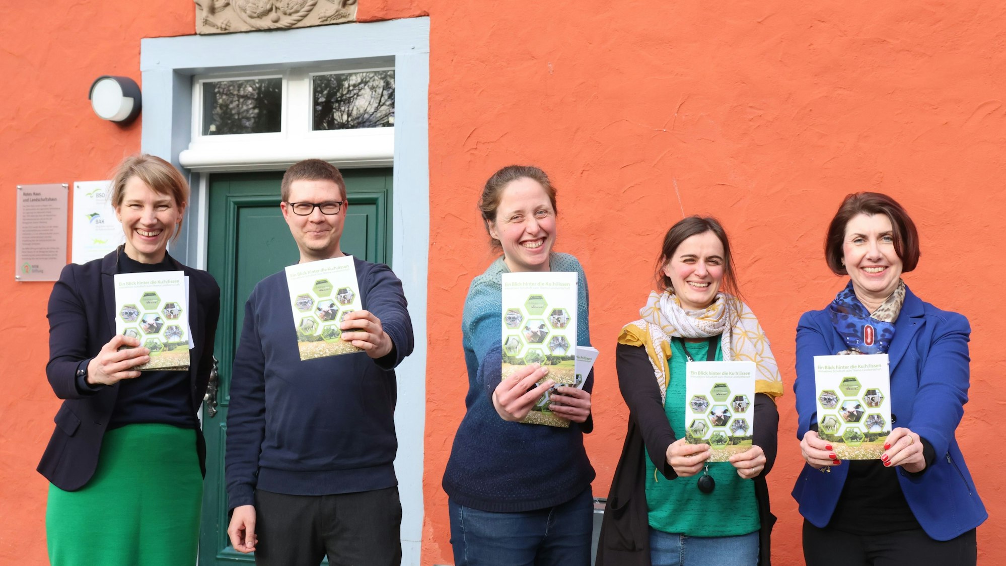 Vorstellung des Hefts der Bergischen Agentur für Kulturlandschaft mit (v.l.) Johanna Holst (v.l.), Jan Spiegelberg, Cornelia Lösche, Agnes Burandt und Rosemarie Katzenbach.