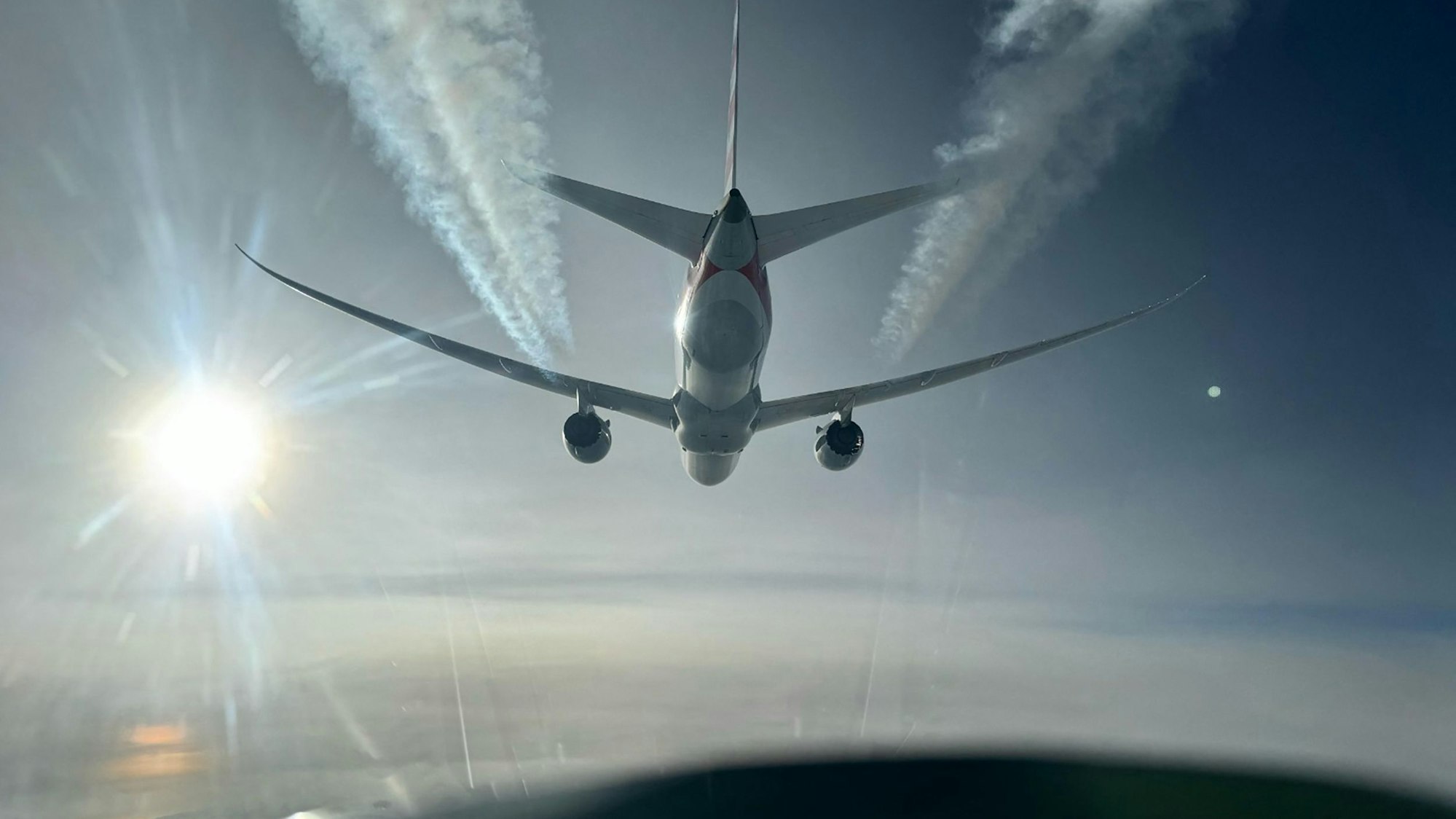 Gleich zwei Eurofighter eskortierten eine Boeing von American Airlines.