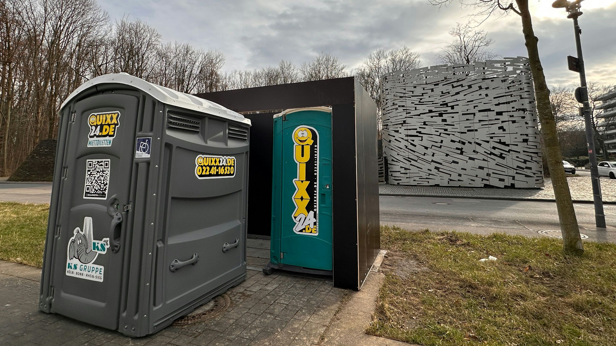 Mobile Toilette vor einer Umhausung